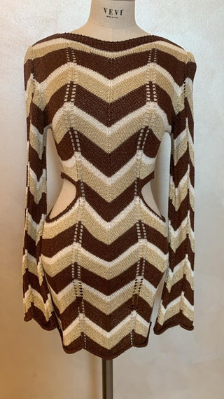 Abito - Abito corto in maglia zig zag aperto nei fianchi AME8029 - Marrone - VEVI