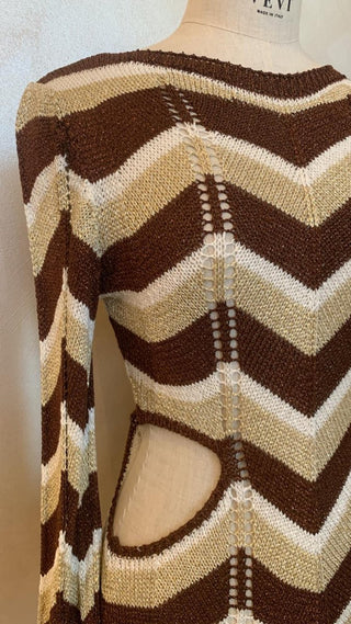 Abito - Abito corto in maglia zig zag aperto nei fianchi AME8029 - Marrone - VEVI