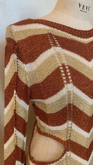 Abito - Abito corto in maglia zig zag aperto nei fianchi AME8029 - Mattone - VEVI