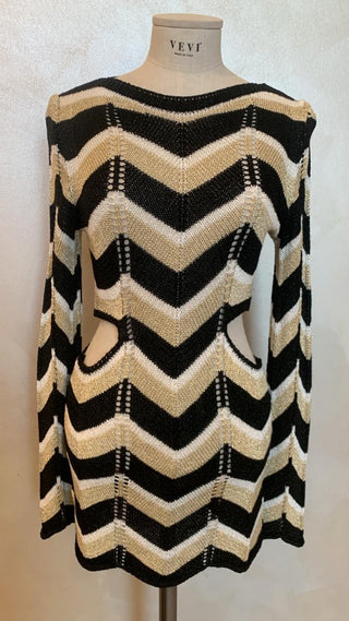 Abito - Abito corto in maglia zig zag aperto nei fianchi AME8029 - Nero - VEVI