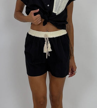 Shorts - Short cinturino contrasto LUE52986 - Nero - VEVI